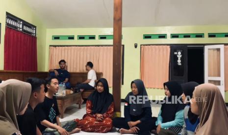 Mahasiswa KKN Kaliharjo STAINU Purworejo yang sedang menjalankan tugas pengabdian masyarakat turut serta berkonsentrasi pada pengawalan Pilkada 2024, khususnya pada konstelasi Pilkada Gubernur Jateng yang rawan potensi kecurangan.