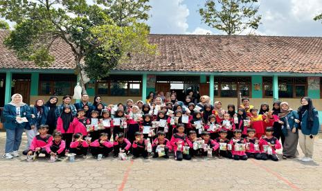 Mahasiswa KKN-T Undip berfoto bersama dengan para siswa dan guru SDN Sukorejo. 