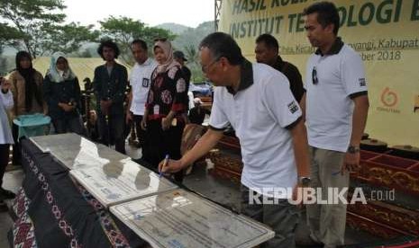 Mahasiswa KKN Tematik ITB mengaplikasikan teknologi tepat guna di Desa Cihea, Kabupaten Cianjur. Mahasiswa membangun septic tank bio filter dan screen house.  (ilustrasi)