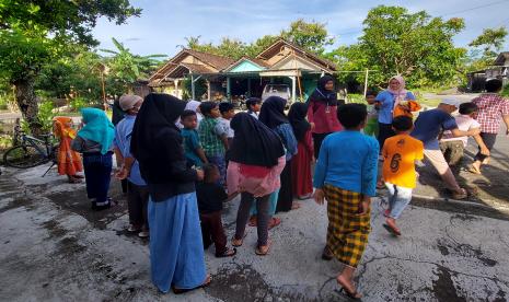 Mahasiswa KKN UAD mengadakan kegiatan tadabur alam di Padukuhan Majosari.