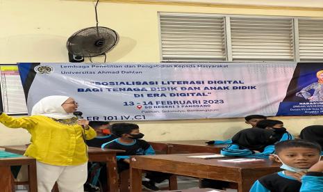 Mahasiswa KKN UAD menggelar sosialisasi literasi digital dengan menyasar peserta didik dan tenaga didik di SD Negeri 3 Panggung, Sidomulyo, Bambanglipuro, Kabupaten Bantul.