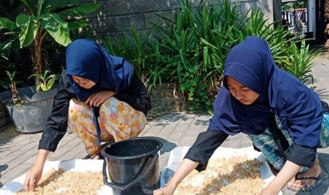 Pengolahan limbah tempe (ilustrasi).   Dalam limbah cair rebusan kedelai ada unsur hara Phospor (P), Nitrogen (N) dan Kalium (K) untuk pertumbuhan tanaman. Dari sini, mahasiswa Pendidikan IPA FMIPA Universitas Negeri Yogyakarta (UNY), Nastiti Estiningtyas, mengolah limbah tempe agar bisa bermanfaat.