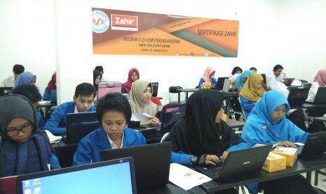 Mahasiswa Komputerisasi AMIK BSI Pontianak mengikuti Sertifikasi Zahir Accounting. 