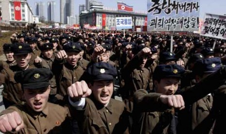 Mahasiswa Korea Utara meneriakkan yel dukungan kepada pemimpin mereka Kim Jong Un di lapangan Kim Il Sung Square,Pyongyang,Korea Utara, Jumat (29/3).