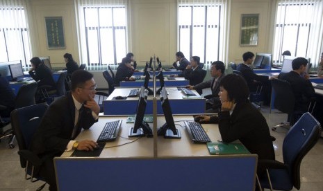  Mahasiswa Korea Utara tengah belajar di dalam laboratorium komputer di Universitas Kim Il Sung, Pyongyang, Selasa (8/1). (AP/David Guttenfelder)