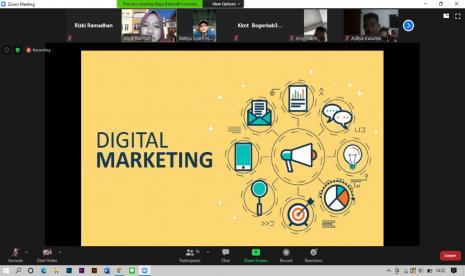 Mahasiswa KKNT IPB University Ajarkan Digital Marketing 