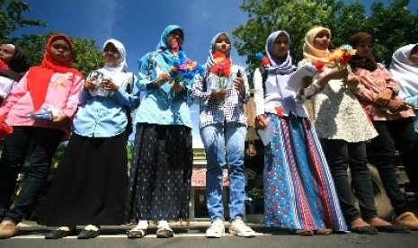 Mahasiswa Lembaga Dakwah Kampus (LDK) Ulul Albab Universitas Wiralodra, Indramayu, Jawa Barat sambut Ramadhan dengan membagikan bunga di jalan (ilustrasi).