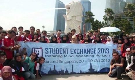 Mahasiswa LP3I di Singapura.