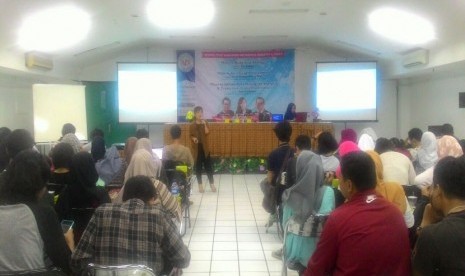 Mahasiswa Manajemen Informatika AMIK BSI menyimak seminar teknologi informatika.