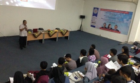 Mahasiswa Manajemen Informatika BSI mengikuti seminar data mining.