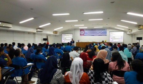 Mahasiswa manajemen perpajakan AMK BSI mengikuti seminar perpajakan.