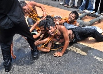 Mahasiswa melakukan aksi demonstrasi penolakan kenaikan Bahan Bakar Minyak (BBM) dengan menggelar aksi teatrikal yang mengisahkan tentang penderitaan rakyat. 