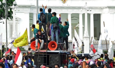 Mahasiswa melakukan aksi menuntut penurunan harga.