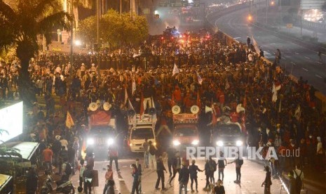 Mahasiswa melakukan aksi menuntut penurunan harga.