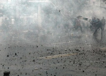 Mahasiswa melempari aparat Polisi di depan Stasiun Gambir, Jakarta Pusat, Selasa (27/3). 