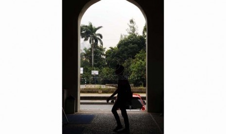 Mahasiswa melintas usai mengikuti shalat Jumat di Masjid Agung Al-Azhar, Jakarta, Jumat (3/10). (Republika/ Tahta Aidilla)