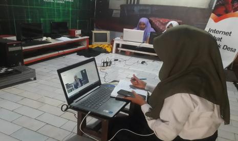 Mahasiswa kuliah online.