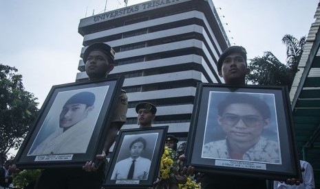 Mahasiswa membawa foto korban tragedi 12 Mei 1998 dalam Peringatan 20 Tahun Reformasi di Universitas Trisakti, Grogol, Jakarta, Sabtu (12/5).