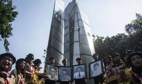 Mahasiswa membawa foto korban tragedi 12 Mei 1998.