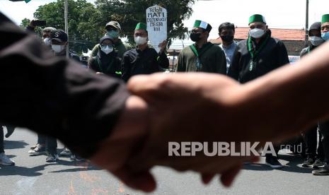 Mahasiswa membawa poster berisi tuntutan saat menggelar berunjuk rasa di depan kantor DPRD Kota Blitar, Jawa Timur, Senin (11/4/2022). Mahasiswa dari Himpunan Mahasiswa Islam (HMI) Blitar menuntut pemerintah menurunkan harga bahan bakar minyak (BBM), menstabilkan harga minyak goreng, serta menolak wacana perpanjangan masa jabatan presiden dan penundaan Pemilu. 