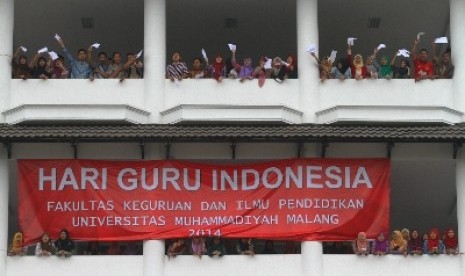 Mahasiswa memperingati Hari Guru di Gedung Kuliah Universitas Muhammadiyah Malang, Selasa (25/11). 