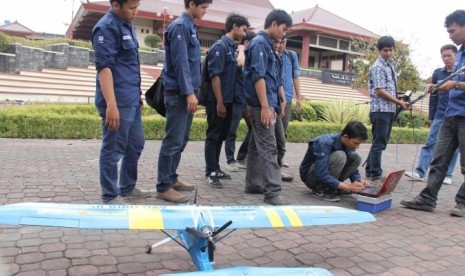 Mahasiswa mengembangkan teknologi pesawat tanpa awak.