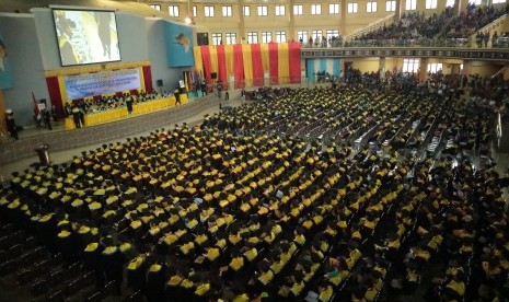 Mahasiswa mengikuti acara Wisuda Universitas Cenderawasih (Uncen) Jayapura, Papua, Kamis (30/11). 