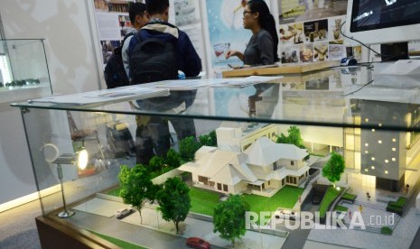 Mahasiswa menjelaskan pada pengunjung tentang Technopark di stand Lembaga Pengembangan Inovasi dan Kewirausahawan (LPIK) ITB, pada Pameran Karya Penelitian, Inovasi dan Pengabdian pada Masyarakat di Aula Timur, Kampus ITB, Kota Bandung, Rabu (4/7).