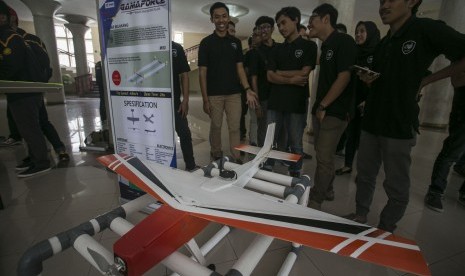 Mahasiswa menunjukkan robot terbang karya tim Gamaforce Universitas Gajah Mada (UGM) di gedung Balairung, UGM, DI Yogyakarta, Kamis (17/11). 