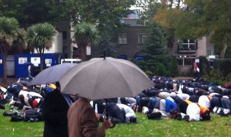 Mahasiswa Muslim Queen Mary University, London, melaksanakan shalat Jumat. 