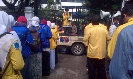 Mahasiswa orasi di depan kantor kementerian luar negeri, Jakarta, mengutuk pembantaian di Mesir