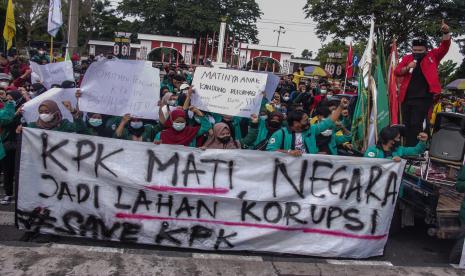 Mahasiswa Palangkaraya yang tergabung dalam Aliansi Gerakan Bersama KPK (Gebrak) berunjuk rasa di depan Kantor DPRD Provinsi Kalteng, Palangkaraya, Kalimantan Tengah, Jumat (2/7/2021). Dalam aksi tersebut mereka menolak adanya pelemahan lembaga KPK terkait polemik 75 pegawai KPK yang dinonaktifkan akibat tidak lolos Tes Wawasan Kebangsaan (TWK).