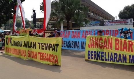 Mahasiswa Papua mendesak pengusutan dugaan korupsi di Papua.