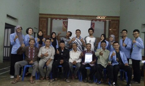 Mahasiswa pendampingan dari STPP Magelang bersama perangkat Desa Sidowayah.