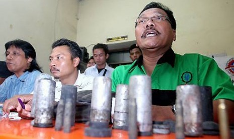  Mahasiswa pengunjuk rasa tolak kenaikan BBM, membawa barang bukti selongsong peluru karet dan gas air mata mendatangi kantor LBH Medan, Sumut, Rabu (4/4).  (Foto : Irsan Mulyadi/ANTARA)