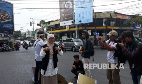 Mahasiswa penyandang disabilitas Universitas Brawijaya (UB) menyampaikan pesan bela Palestinanya di Jalan Veteran Malang, Jumat (15/12).  (ilustrasi)