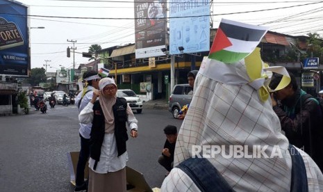 Mahasiswa penyandang disabilitas Universitas Brawijaya (UB) menyampaikan pesan bela Palestinanya di Jalan Veteran Malang, Jumat (15/12). 