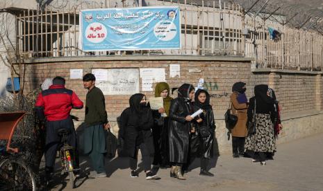 Mahasiswa perempuan Afghanistan berdiri di luar Universitas Kabul di Kabul, Afghanistan, Rabu, 21 Desember 2022. Pasukan keamanan Taliban di ibu kota Afghanistan menegakkan larangan pendidikan tinggi bagi perempuan dengan memblokir akses ke kampus-kampus universitas. Penguasa Taliban di negara itu telah memerintahkan perempuan di seluruh negeri untuk berhenti kuliah di universitas swasta dan negeri secara efektif segera dan sampai pemberitahuan lebih lanjut. Pemerintahan yang dipimpin Taliban belum memberikan alasan atas larangan tersebut atau bereaksi terhadap kecaman global yang keras dan cepat terhadapnya. Turki Prihatin Taliban Larang Perempuan Afghanistan Kuliah