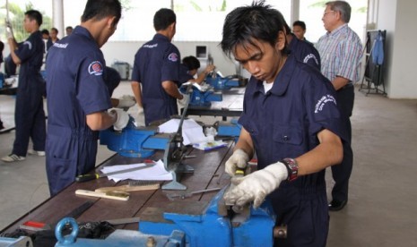 Mahasiswa Politeknik Kelapa Sawit CWE sedang sibuk praktik di workshop milik CWE