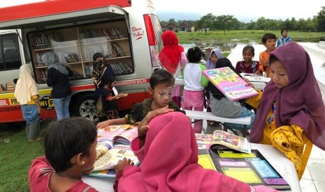 Mahasiswa praktikan event organizer, Program Studi Pendidikan Bahasa dan Sastra Indonesia (PBSI) Universitas Muhammadiyah Malang (UMM) melakukan kunjungan ke Pondok Pesantren (Ponpes) Metal, Rejoso, Pasuruan. 