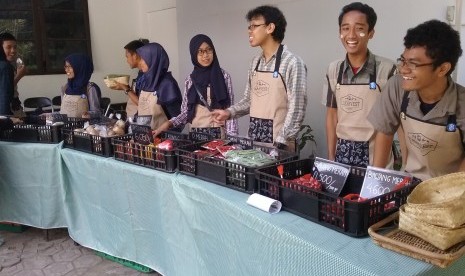 Mahasiswa Prodi Agribisnis Universitas Padjadjaran (Unpad) bersama dengan Bank Indonesia dan P3IB Unpad menyelenggarakan Local Harvest (Locarvest) Market, Ahad (18/10). Locarvest Market yang diselenggarakan di Bale Balantik menyajikan 25 hasil tani lokal d