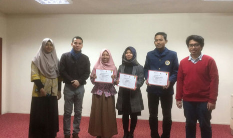 Mahasiswa prodi Fisika, Fakultas Sains dan Teknologi Universitas Airlangga Moh. Wahyu Syafi'ul Mubarok (kedua kanan) mendapat penghargaan setelah meraih juara I dalam ajang olimpiade karya tulis ilmiah dan simposium internasional di Turki.