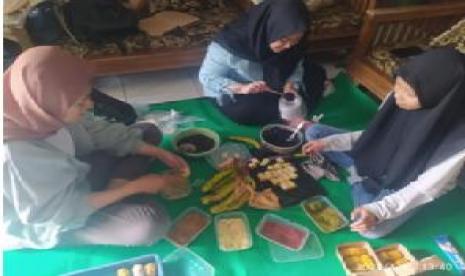 Mahasiswa Prodi Ilmu Komunikasi Ars University berinovasi membuat camilan sehat sushi banana.