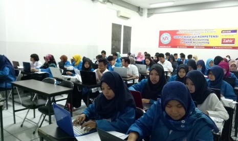 Mahasiswa Prodi KA AMIK BSI Bogor mengikuti Sertifikasi Zahir Accounting. 