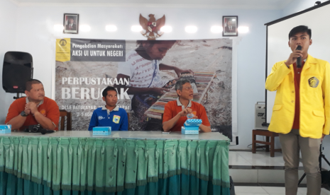 Mahasiswa Prodi KWA SKSG Universitas Indonesia Danar Hafiz memberikan keterangan saat Pembukaan Pengmas KWA UI di Kantor Desa Batulayar, Lombok Barat, NTB, Jumat (2/8).