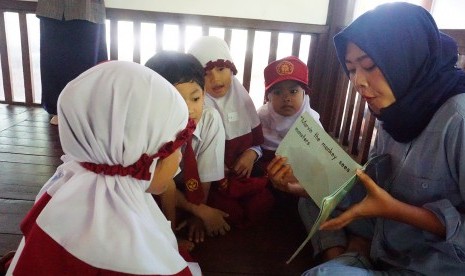 Mahasiswa Prodi Pendidikan Bahasa Inggris UMM membacakan cerita. 