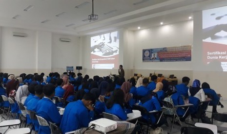 Mahasiswa Prodi SIA UBSI Kampus Bogor saat mengikuti seminar  pentingnya Sertifikasi Kompetensi dengan tema ‘Peningkatan Kualifikasi & Pengakuan Kompetensi SDM Dalam Dunia Kerja’ di Fakultas Teknologi Informasi (FTI) UBSI Bogor, Senin (28/10) lalu.