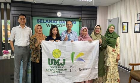 Mahasiswa Program Studi Ilmu Komunikasi Fakultas Ilmu Sosial dan Ilmu Politik Universitas Muhammadiyah Jakarta (FISIP UMJ) mengikuti program Student Mobility ke School of Multimedia and Technology Communication Universiti Utara Malaysia (SMTC UUM). Dua mahasiswa UMJ yaitu Adinda Bagesa dan Khansa Alifatu Nabila tiba di Malaysia Sabtu (20/04/2024).