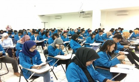 Mahasiswa Program Studi Kehumasan UBSI mengikuti test TOEFL.