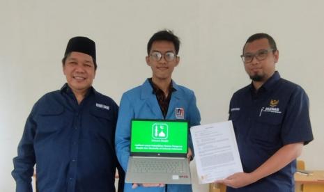 Mahasiswa program studi Magister Ilmu Komputer Kampus Digital Bisnis Universitas Nusa Mandiri (UNM), Muhammad Romadhona Kusuma berhasil membuat aplikasi yang diberi nama Menara Masjid. Aplikasi Menara Masjid ini, ia sumbangkan pada Badan Amil Zakat Nasional (Baznas). 